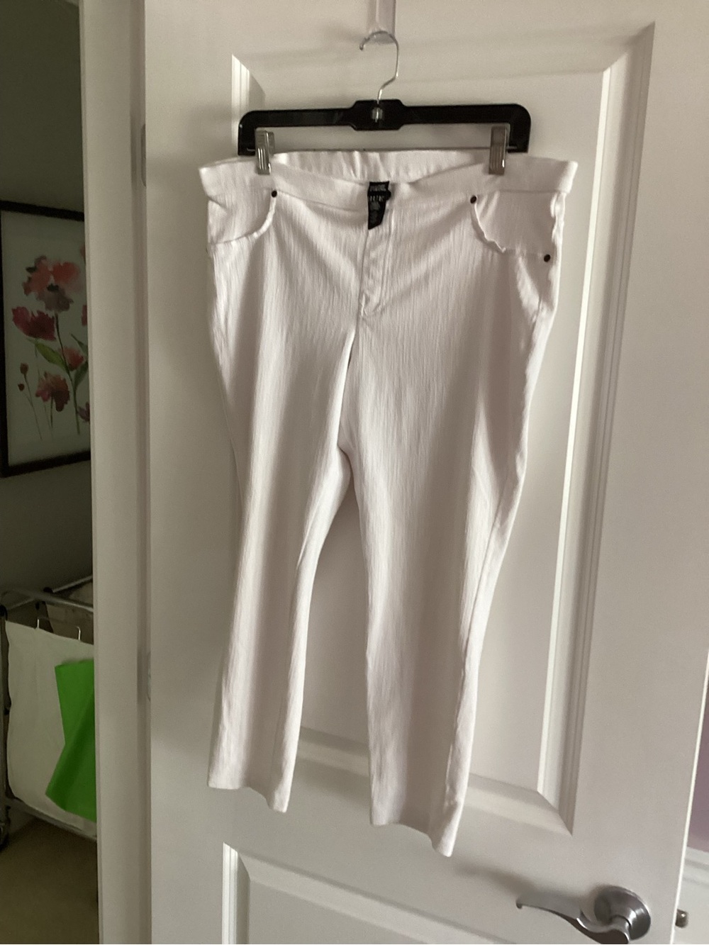 HUE White Textured Stretch Capri Leggings